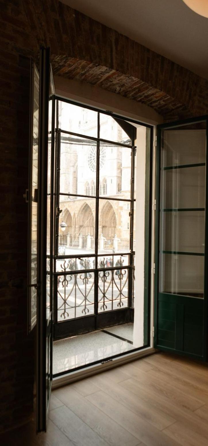 Albany Ancha Hotel León Eksteriør billede A window with a grille