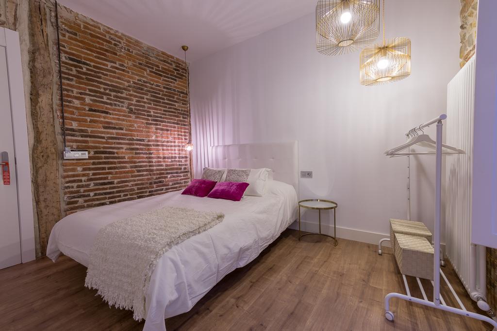 Albany Ancha Hotel León Eksteriør billede A bedroom in a hotel in Spain